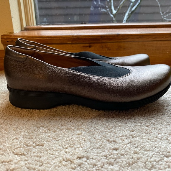 Beautiful Clark’s Artisan Aubria Fay slip flats - Picture 5 of 5